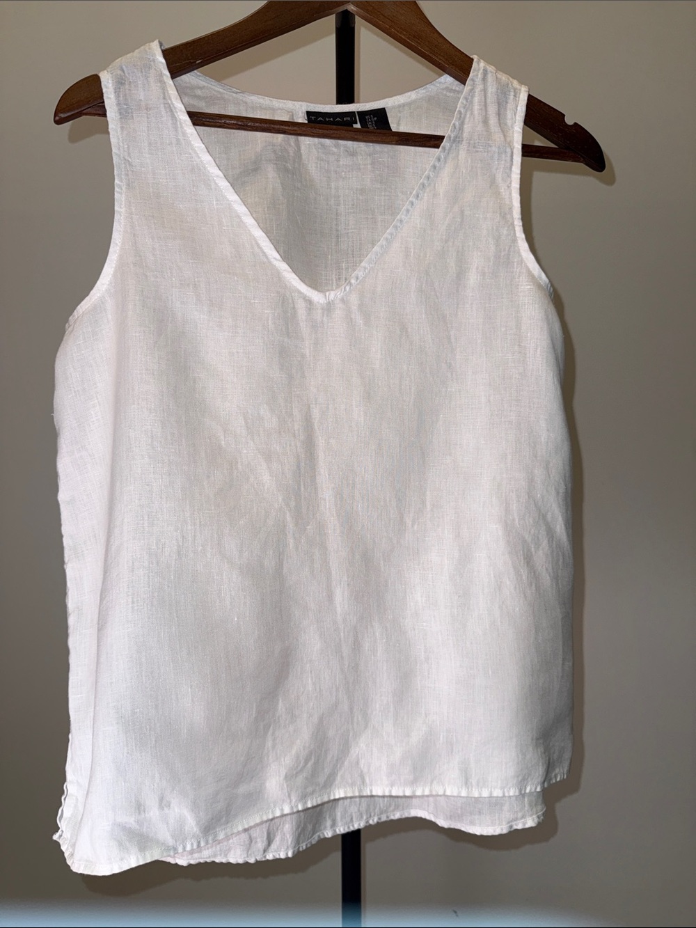 Tahari White 100% Linen V-Neck Sleeveless Tank Top - Size Small